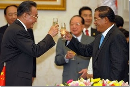 Hun Sen toasting Wu Bangguo (AFP)